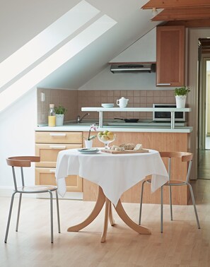 Standard-Apartment | Essbereich im Zimmer
