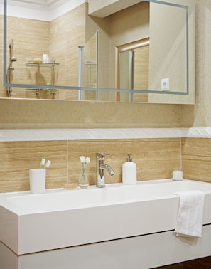 Deluxe Suite | Bathroom sink - Apartments Almandine (Prague)