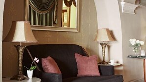 Lobby sitting area - Apartments Almandine (Prague)