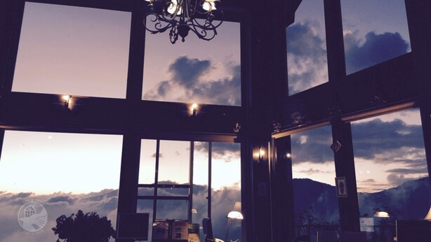 A room with large windows, a chandelier, and a view of the sky. - Top Cloud Villa (Ren'ai)