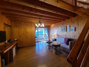 Quarto duplo com design assinado, vista para a montanha | Área de estar