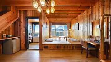 Signature Twin Room, Mountain View | 1 bedroom, blackout drapes, soundproofing, bed sheets