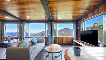 Panoramic Suite, 1 Bedroom | Living area