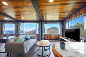 Living area - Top Cloud Villa (Ren'ai)