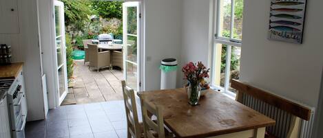 Eenvoudig huis, 3 slaapkamers | Woonruimte | Flatscreentelevisie en een open haard