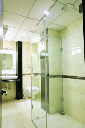 Standard Room | Banheiro | Chuveiro, chuveiro com efeito de chuva, produtos de toalete grátis 