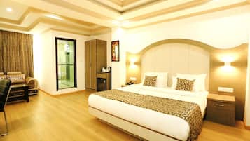 Deluxe Room with AC | Bộ đồ giường cao cấp, chăn bông, két bảo mật tại phòng, bàn