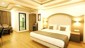 Deluxe Room with AC | Peralatan tempat tidur premium, gebar bulu kapas, peti besi dalam bilik 