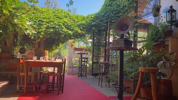 Déjeuner et dßner servis sur place, spécialités Cuisine locale