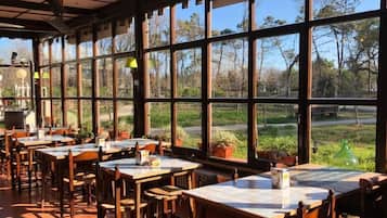 Aperto a pranzo e cena, cucina locale