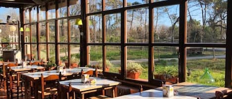Déjeuner et dîner servis sur place, spécialités Cuisine locale
