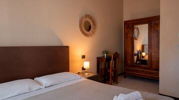 Double Room, Garden View | Desk, free WiFi, bed sheets
