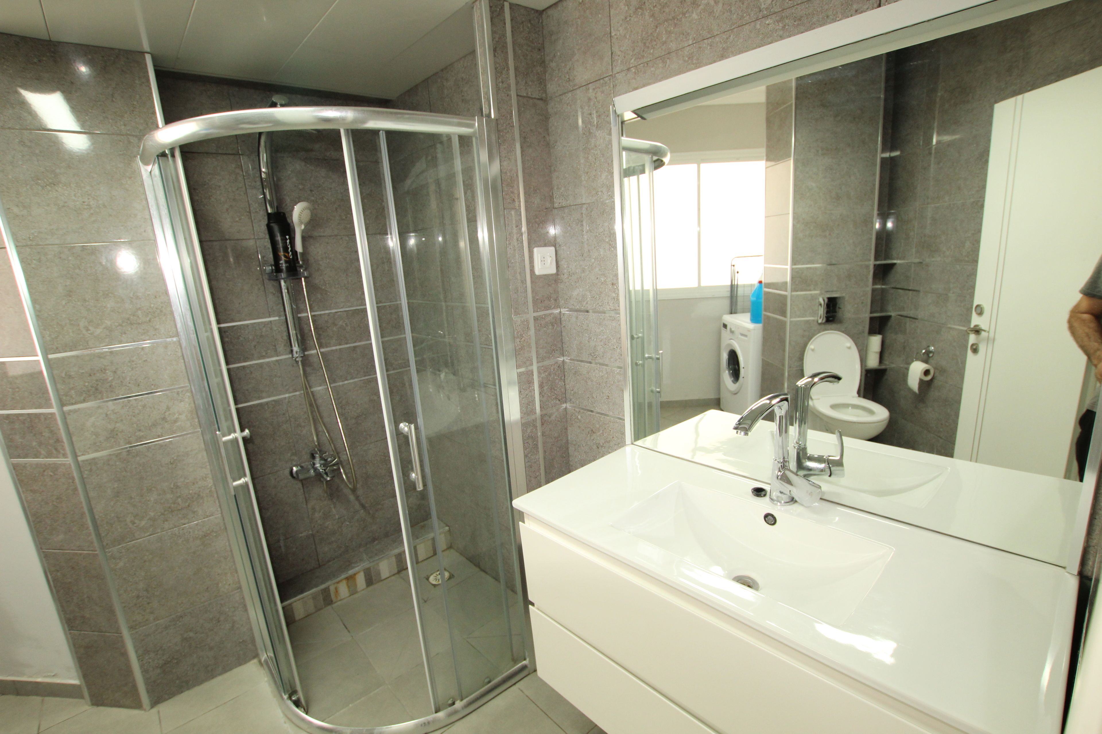 Apartamento presidencial, 3 habitaciones, fumadores, mirando al mar | Baño | Ducha, artículos de higiene personal gratuitos y toallas