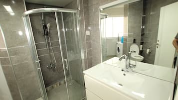 Apartamento presidencial, 3 habitaciones, fumadores, mirando al mar | Baño | Ducha, artículos de higiene personal gratuitos y toallas