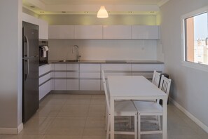 Presidential-Apartment, 3 Schlafzimmer, Nichtraucher, Meerseite | Eigene Küche | Großer Kühlschrank, Mikrowelle, Ofen, Herdplatte