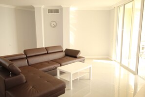 Presidential-Apartment, 3 Schlafzimmer, Nichtraucher, Meerseite | Wohnbereich | 32-Zoll-Flachbildfernseher mit Kabelempfang, Fernseher