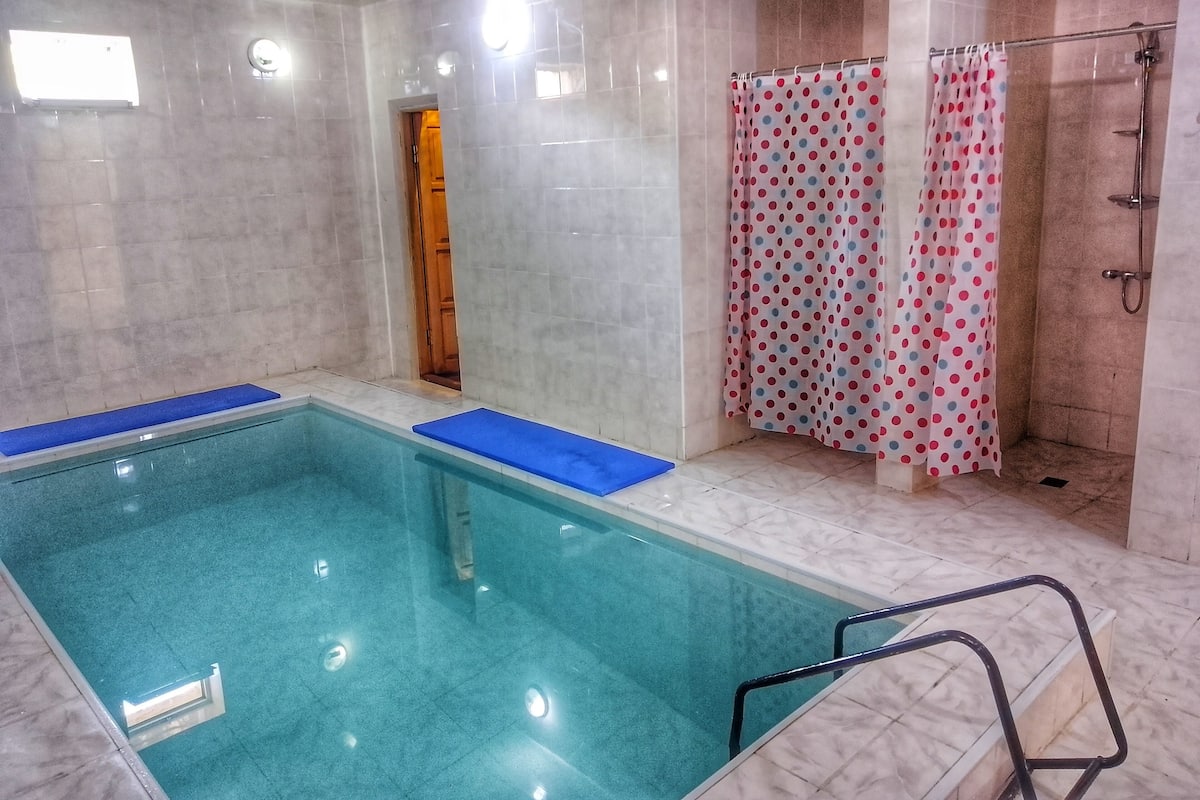 Villa familiar | Ropa de cama de alta calidad, escritorio, sistema de insonorización