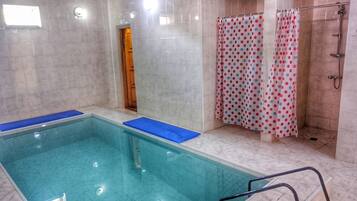 Family Villa | Premium bedding, desk, soundproofing, free WiFi