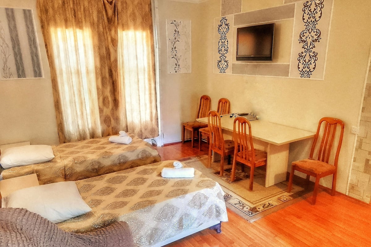 1 Schlafzimmer, hochwertige Bettwaren, Schreibtisch
