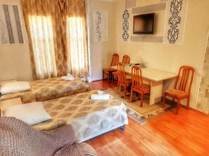 Premium bedding, desk, soundproofing, free WiFi - F Garden Hotel (Sheki)