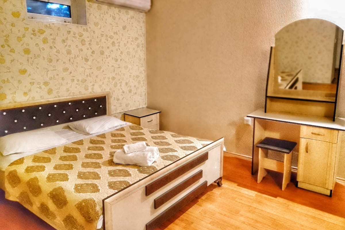 Ropa de cama de alta calidad, escritorio, sistema de insonorización