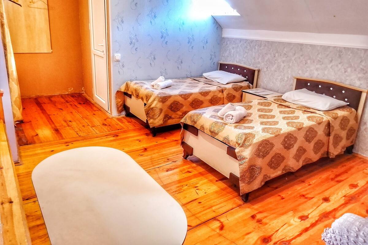 1 Schlafzimmer, hochwertige Bettwaren, Schreibtisch