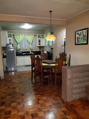 Casa, 3 habitaciones | Cocina privada | Frigorífico grande, microondas, placa de cocina y hervidor eléctrico
