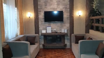 Casa, 3 habitaciones | Zona de estar | Televisión de pantalla plana de 32 pulgadas con canales por cable