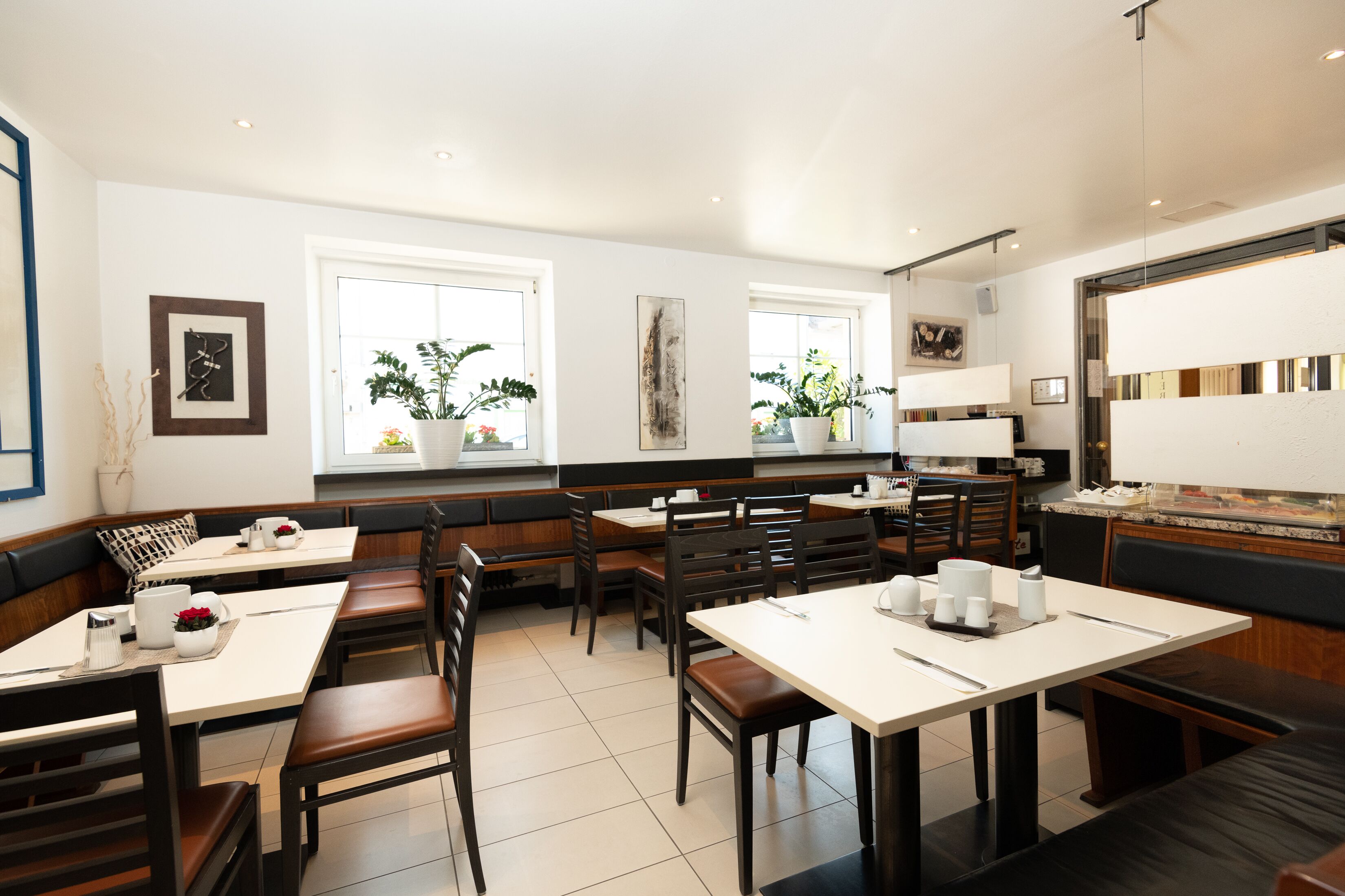 Tägliches Frühstücksbuffet (15 EUR pro Person)