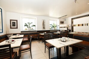 Desayuno buffet (EUR 15 por persona) 