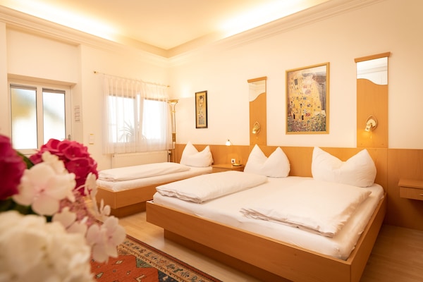 Minibar, pengeskab på værelset, skrivebord, gratis Wi-Fi