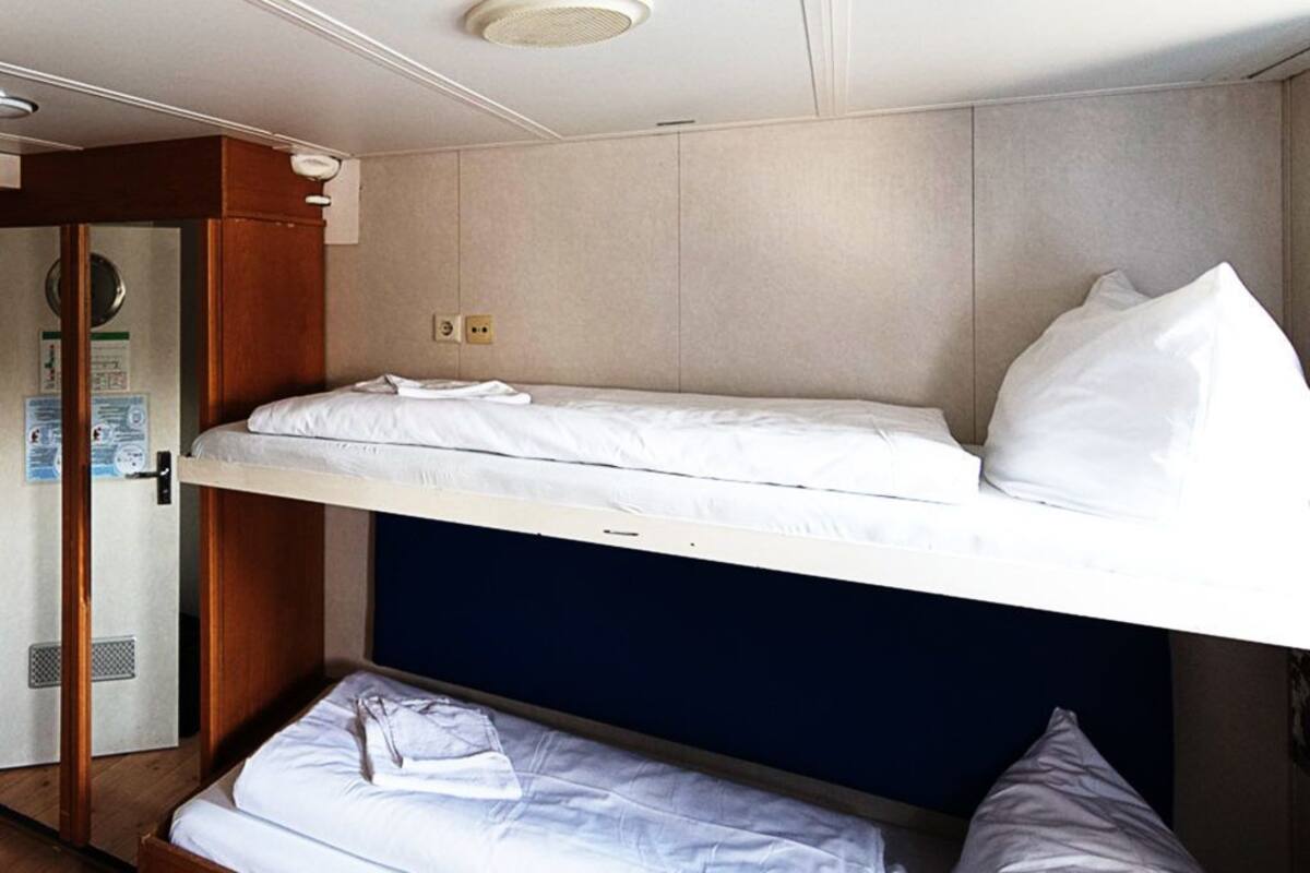 Triple Cabin 2nd Class, en suite - Eastern Comfort Ship | Wifi gratis y ropa de cama