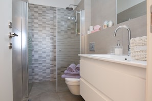 Departamento, 2 habitaciones | Baño | Tina con regadera, tina de hidromasaje, amenidades de baño gratuitas 