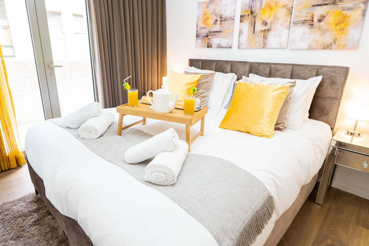 Iron/ironing board, WiFi (free), bed sheets