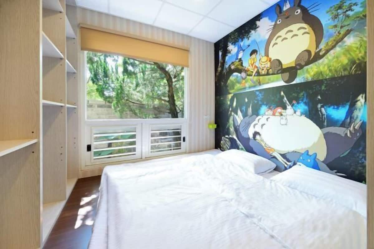 Premium bedding, desk, soundproofing, free WiFi