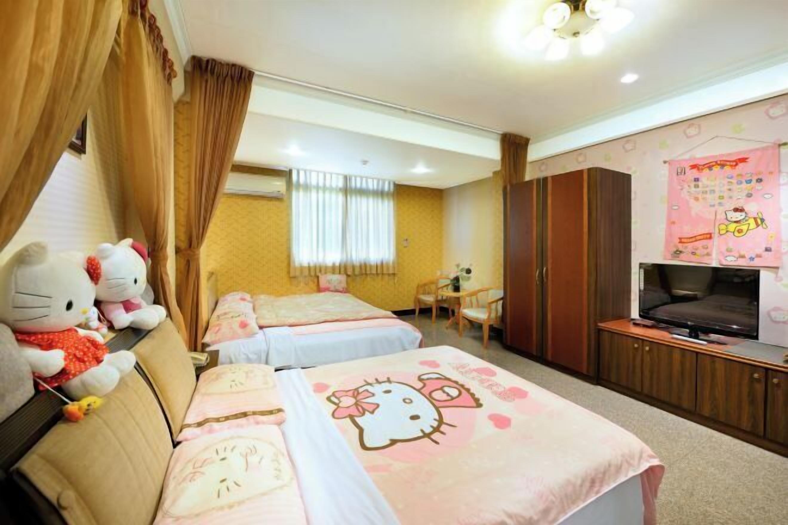 Premium bedding, desk, soundproofing, free WiFi