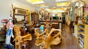 Un salón espacioso con una mesa de centro de madera, un televisor y varios objetos decorativos.