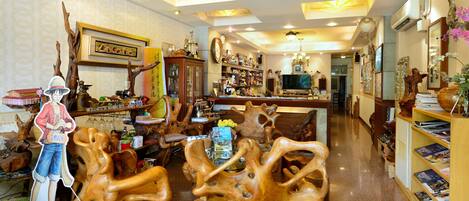 Un salón espacioso con una mesa de centro de madera, un televisor y varios objetos decorativos.