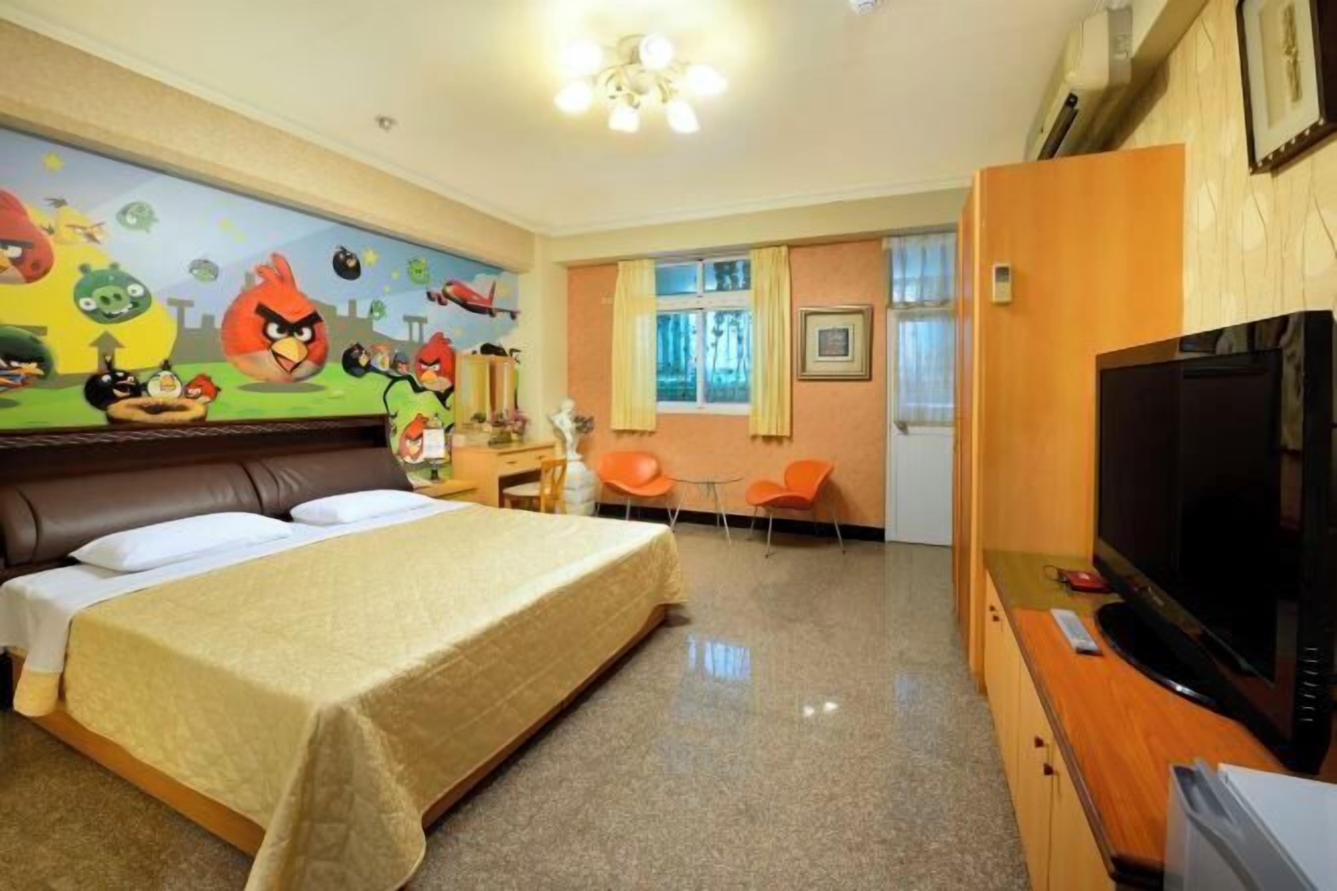 Premium bedding, desk, soundproofing, free WiFi