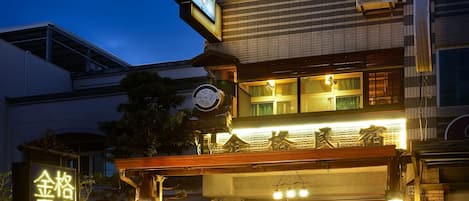 Luxe beddengoed, een bureau, geluiddichte muren, gratis wifi