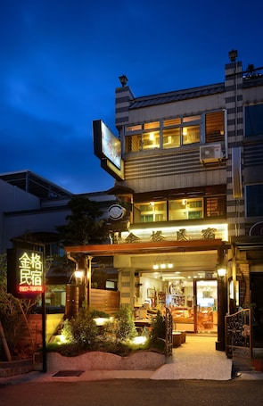 Premium bedding, desk, soundproofing, free WiFi