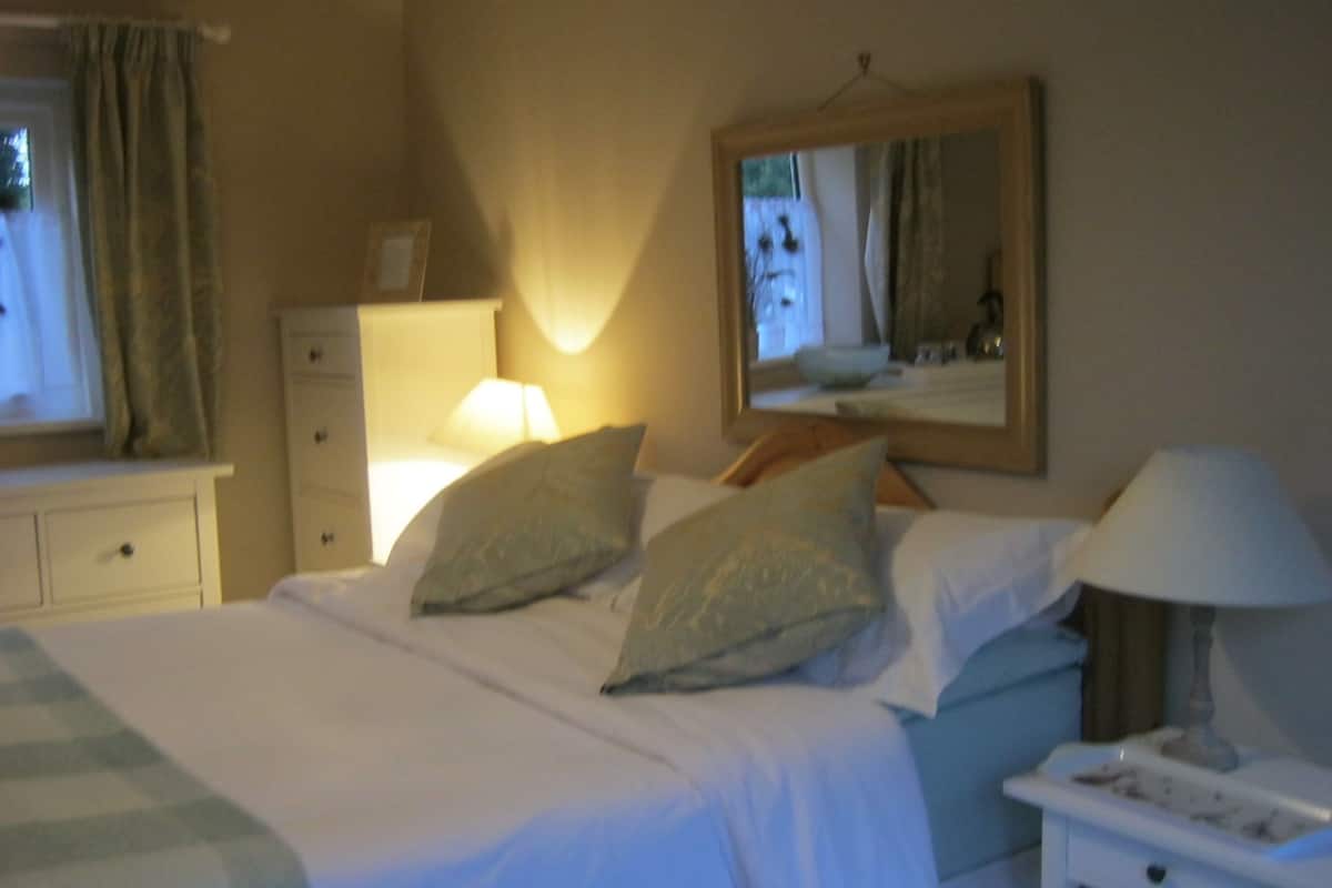 Deluxe Double or Twin Room, 1 Bedroom, Ensuite, Garden View | Iron/ironing board (on request), WiFi (free), bed sheets