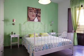 Ropa de cama de alta calidad, mobiliario individual, escritorio