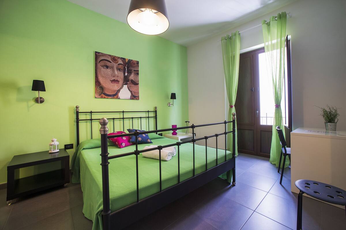 Camera doppia, balcone | Biancheria da letto di alta qualità, una scrivania, insonorizzazione