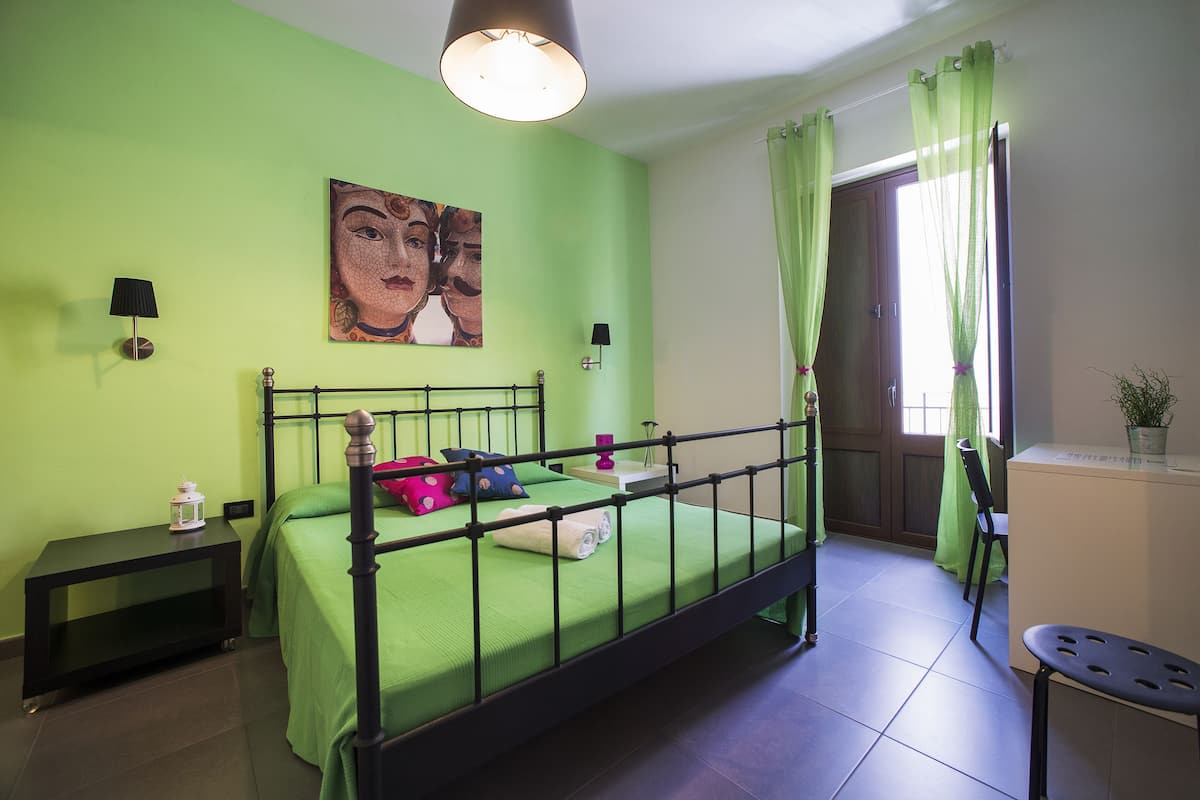 Quarto casal, sacada | Roupas de cama premium, individualmente mobiliados, escrivaninha