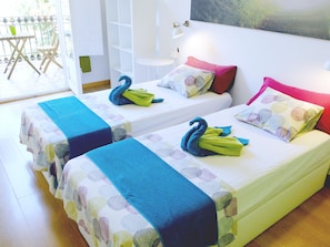 In-room safe, blackout curtains, iron/ironing board, free WiFi - Fabrizzio's Petit - Hostel (Barcelona)