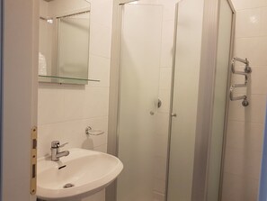 Dusche, kostenlose Toilettenartikel, Haartrockner, Handtücher