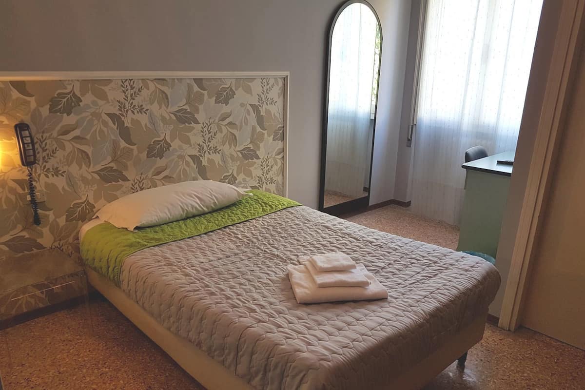 Single Room | Desk, free WiFi, bed sheets