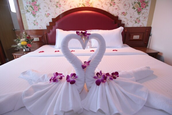 Superior Room | Living room | Flat-screen TV - Taj Phuket Inn (Patong)