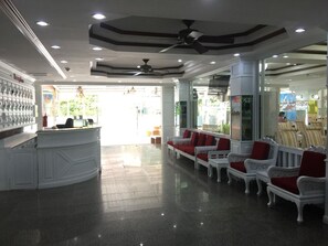 Lobby sitting area - Taj Phuket Inn (Patong)